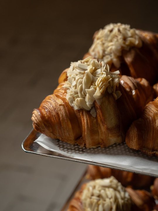 Brown · croissant close-up (reference)